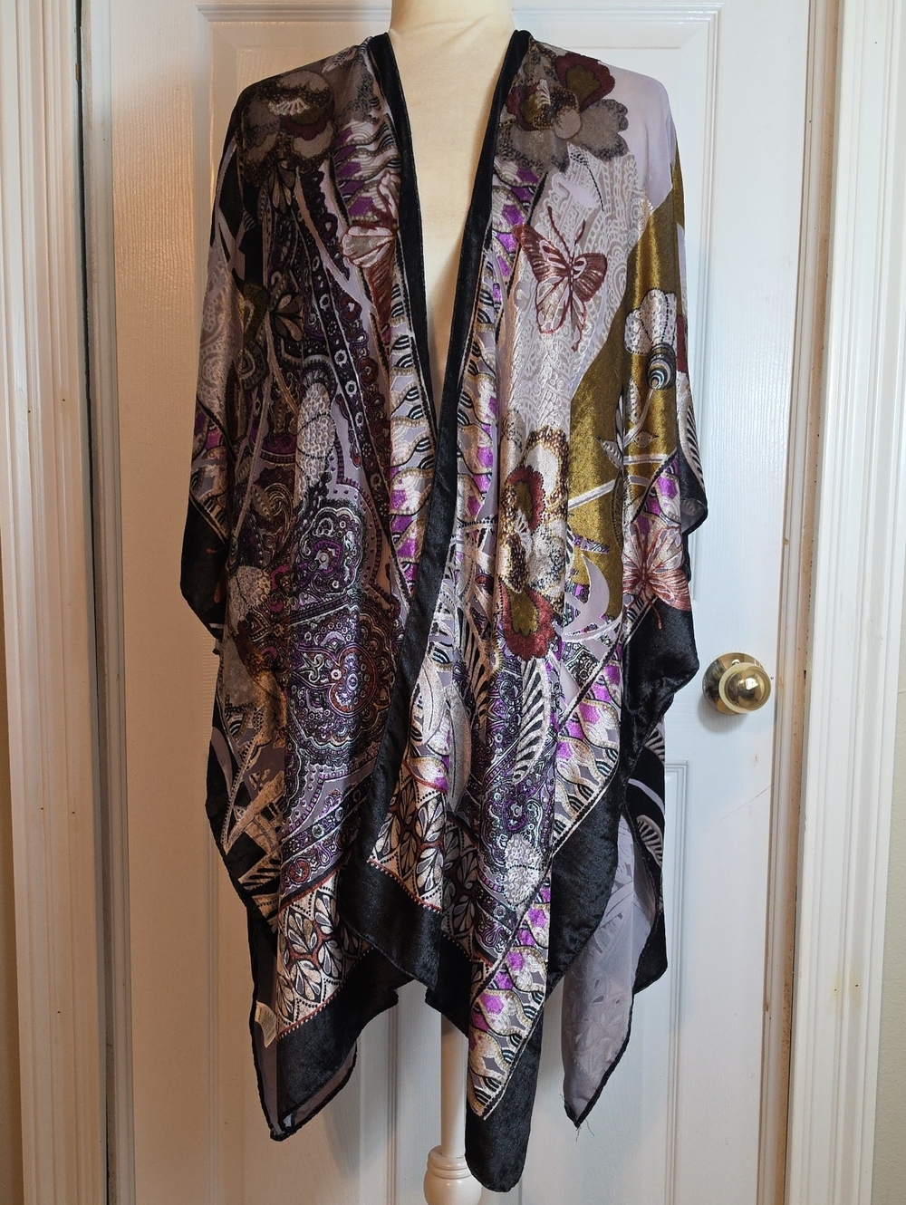 Akemi & Kin Velvet Kimono